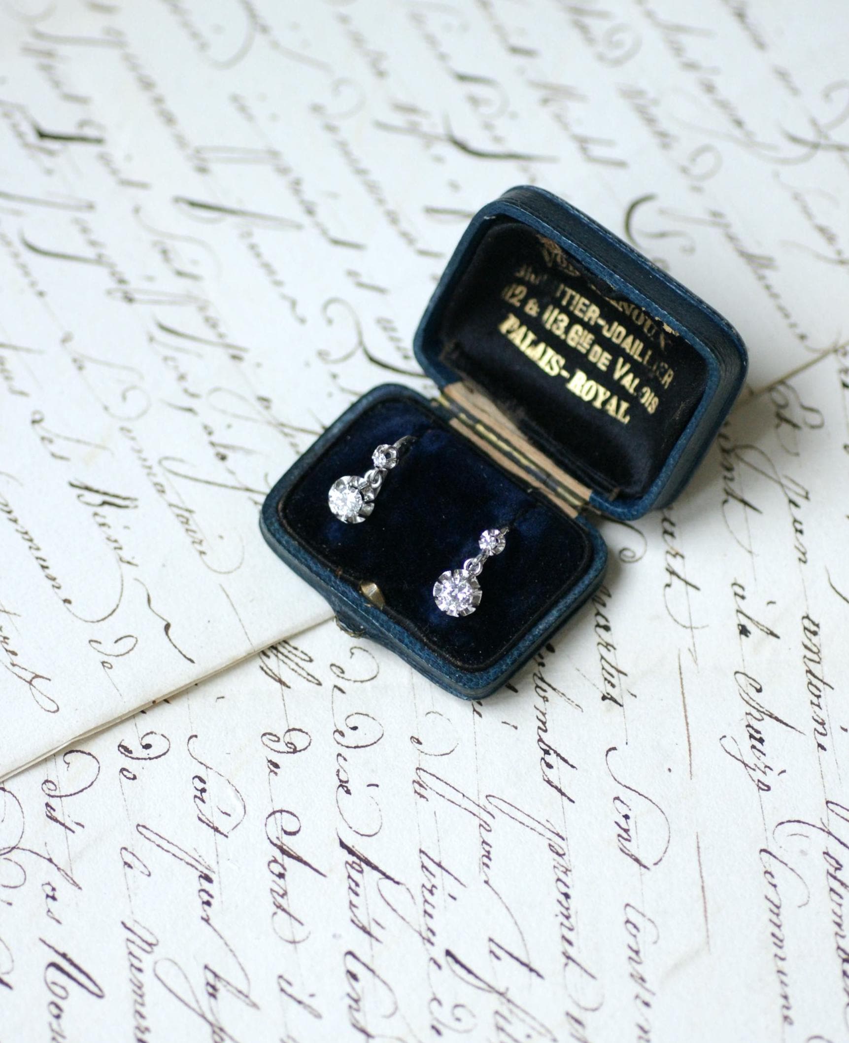 Boucles d'oreilles dormeuses Art Deco en platine et diamants