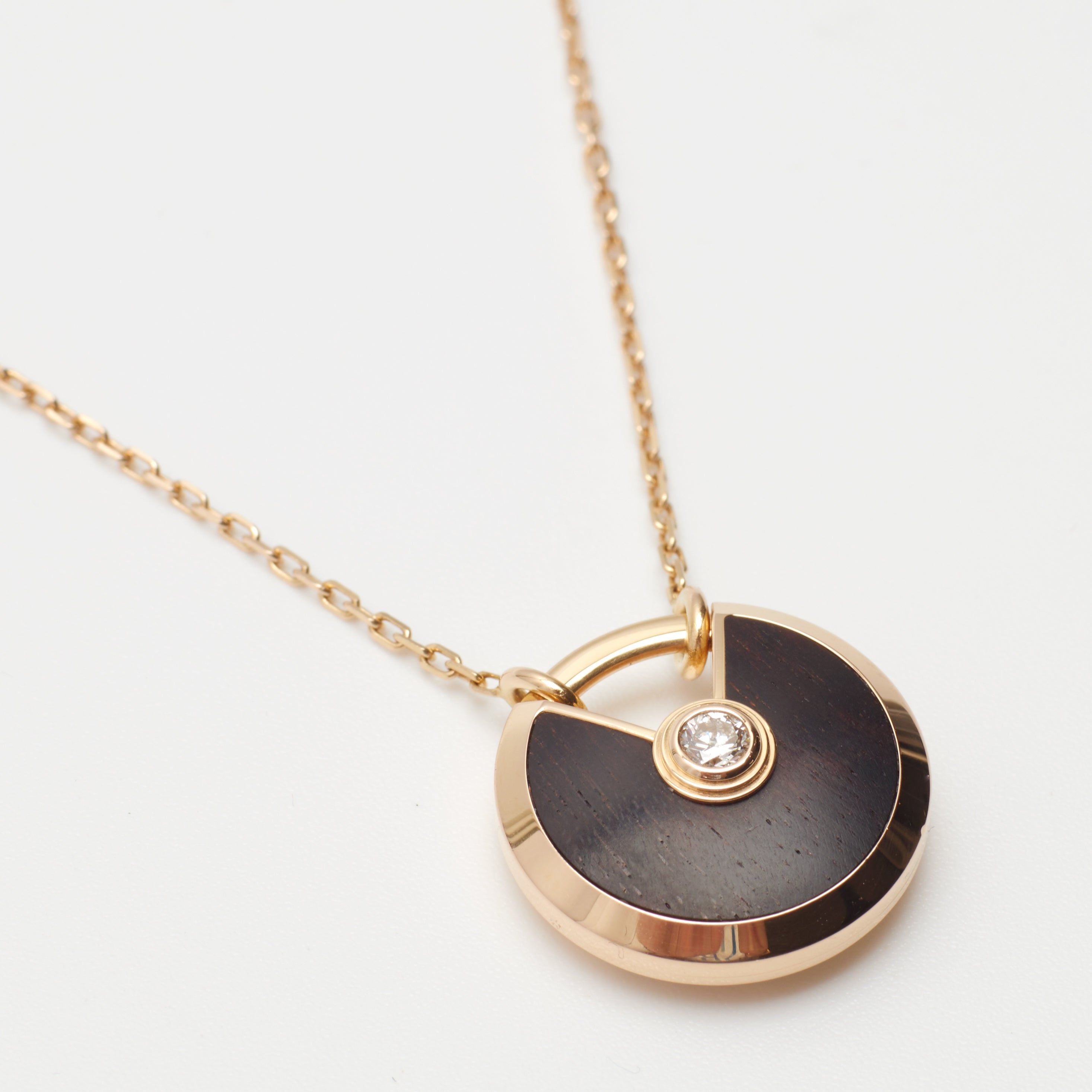 Sautoir Cartier Amulette PM en or rose et bois d'amourette