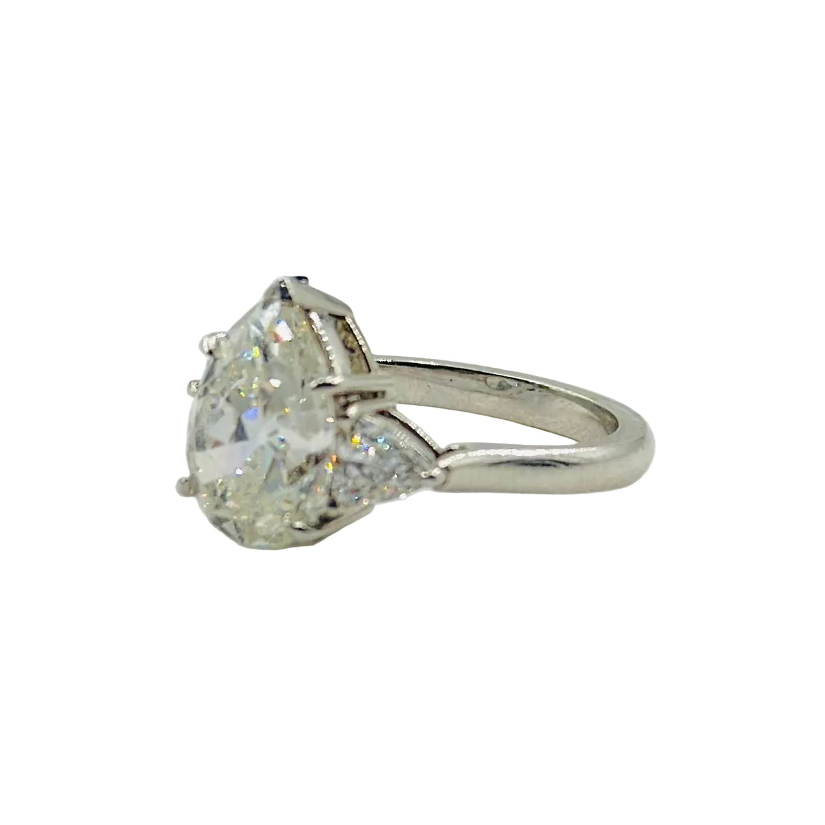 Bague en or blanc sertie d'un diamant  poire