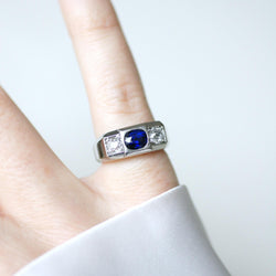 Louis Heissler Ring Chevalière Art Deco Saphir Non Chauffé and diamonds on Platinum