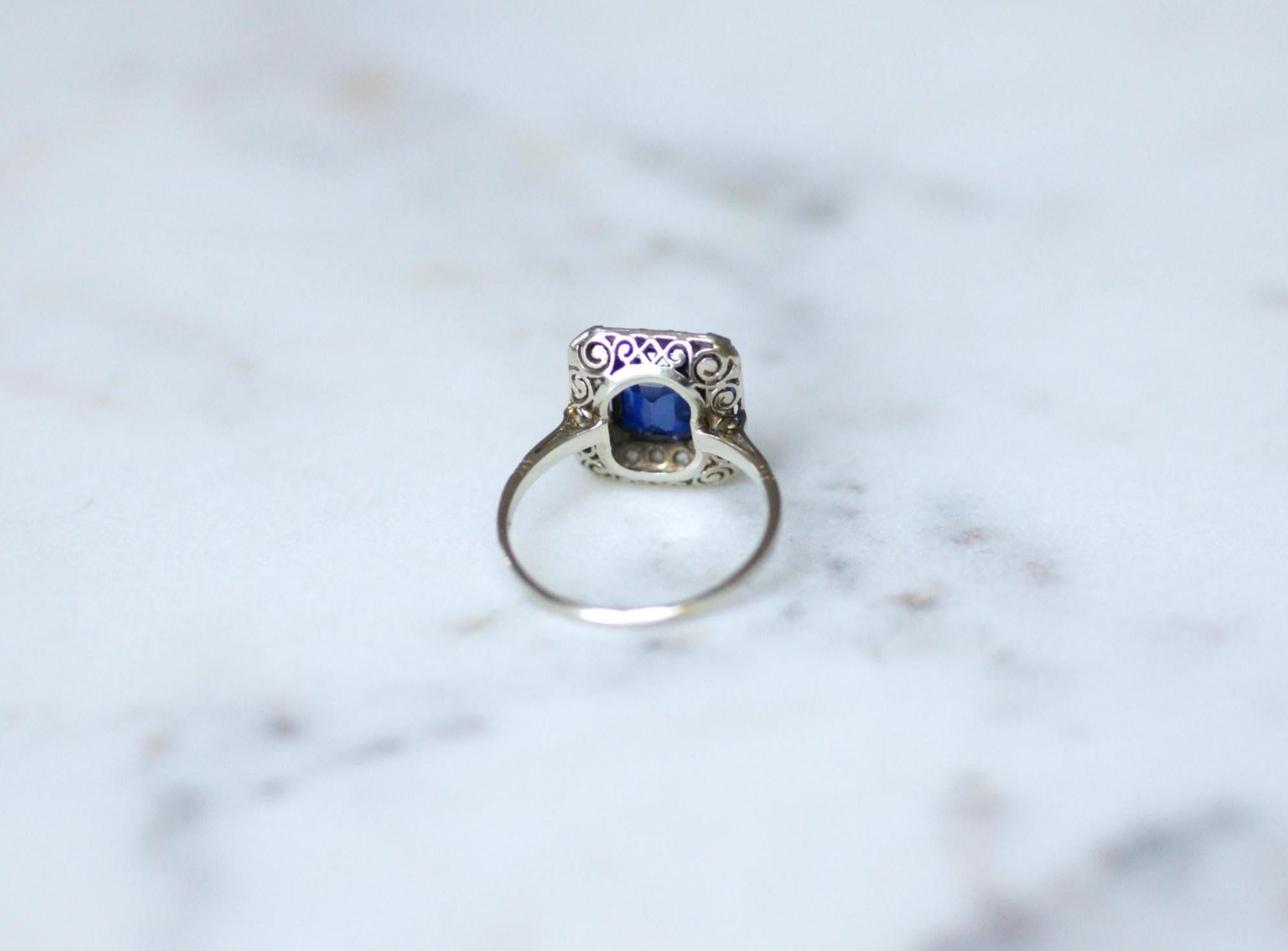 Bague Art Deco octogonale en or blanc et platine avec saphir synthétique et diamants