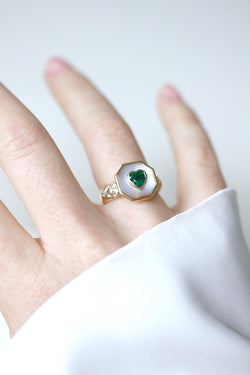 Bague coeur en or jaune et émeraude