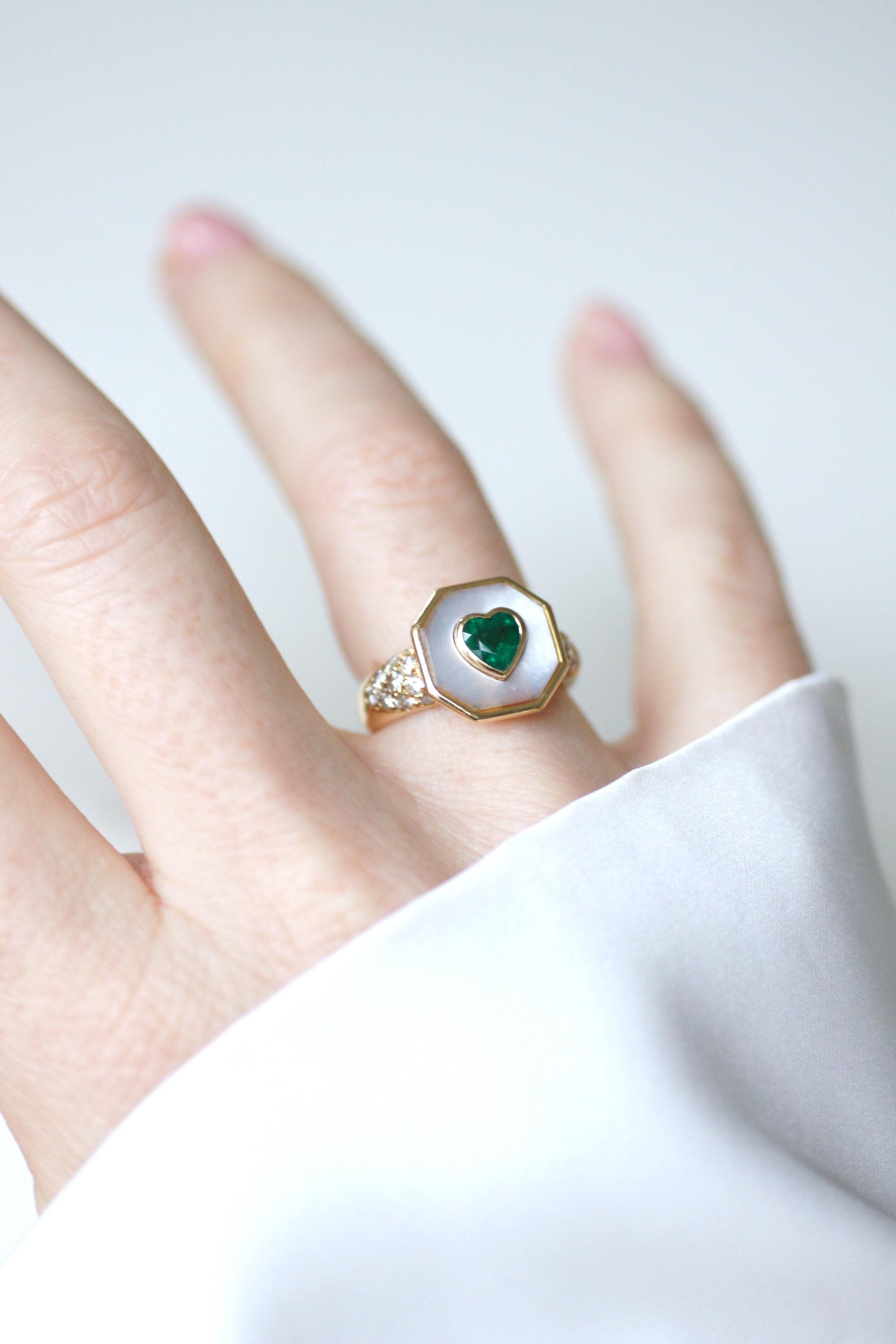 Bague coeur en or jaune et émeraude