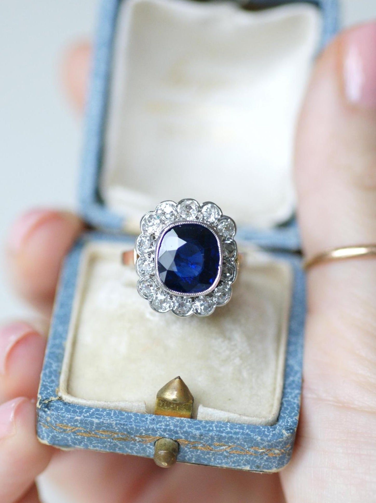 Bague Pompadour Art Déco en or rose et platine avec saphir et diamants