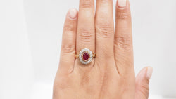 Bague entourage en or jaune, rubis et diamants