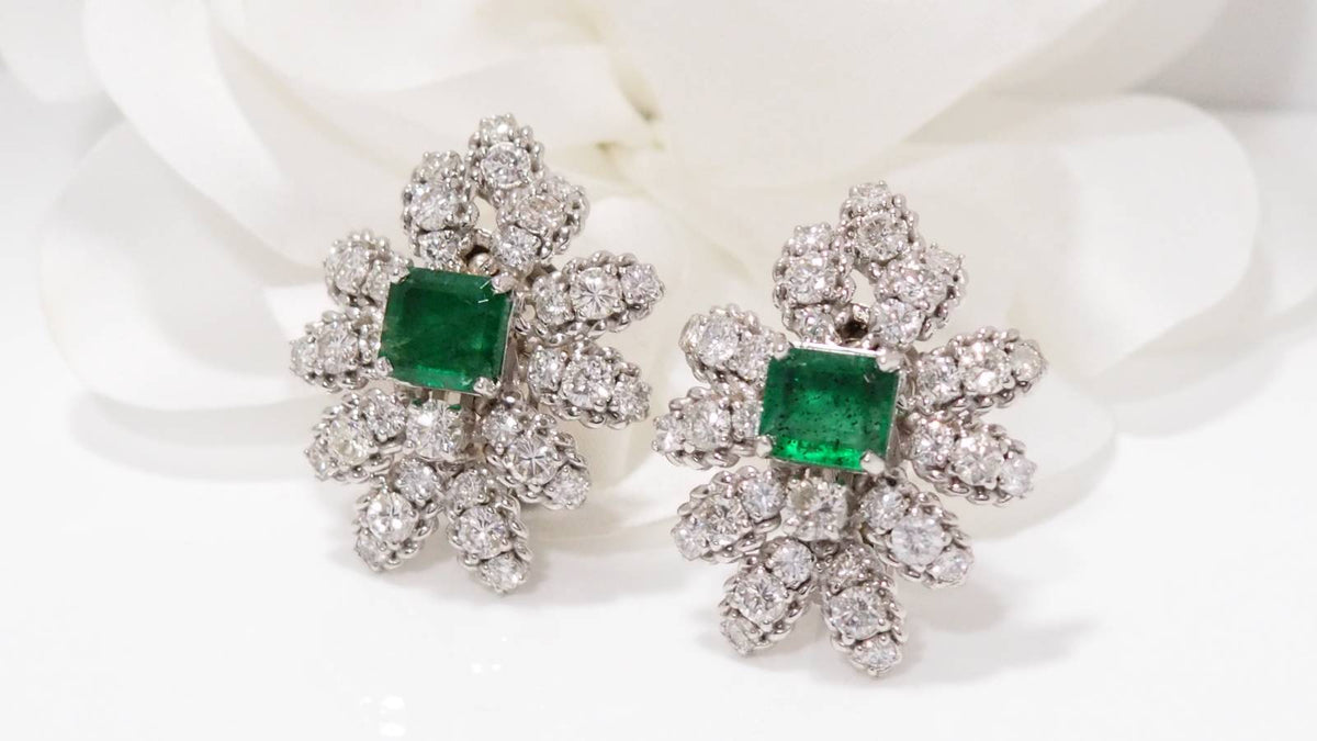 Boucles d'oreilles importantes en or blanc émeraudes et diamants
