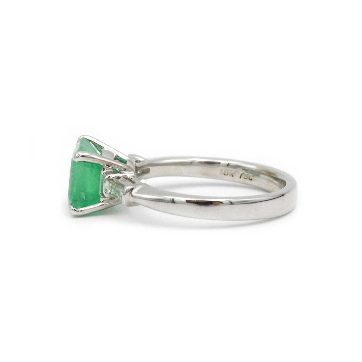 Bague en or blanc, émeraude et diamants