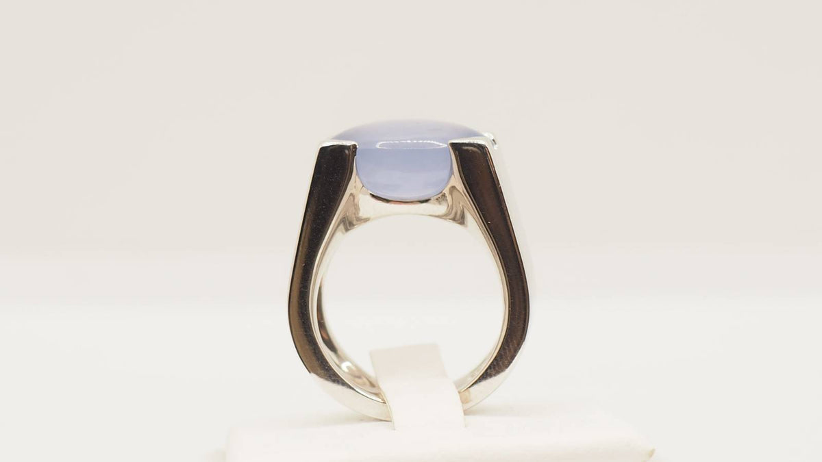 Bague cartier en or blanc et Calcédoine