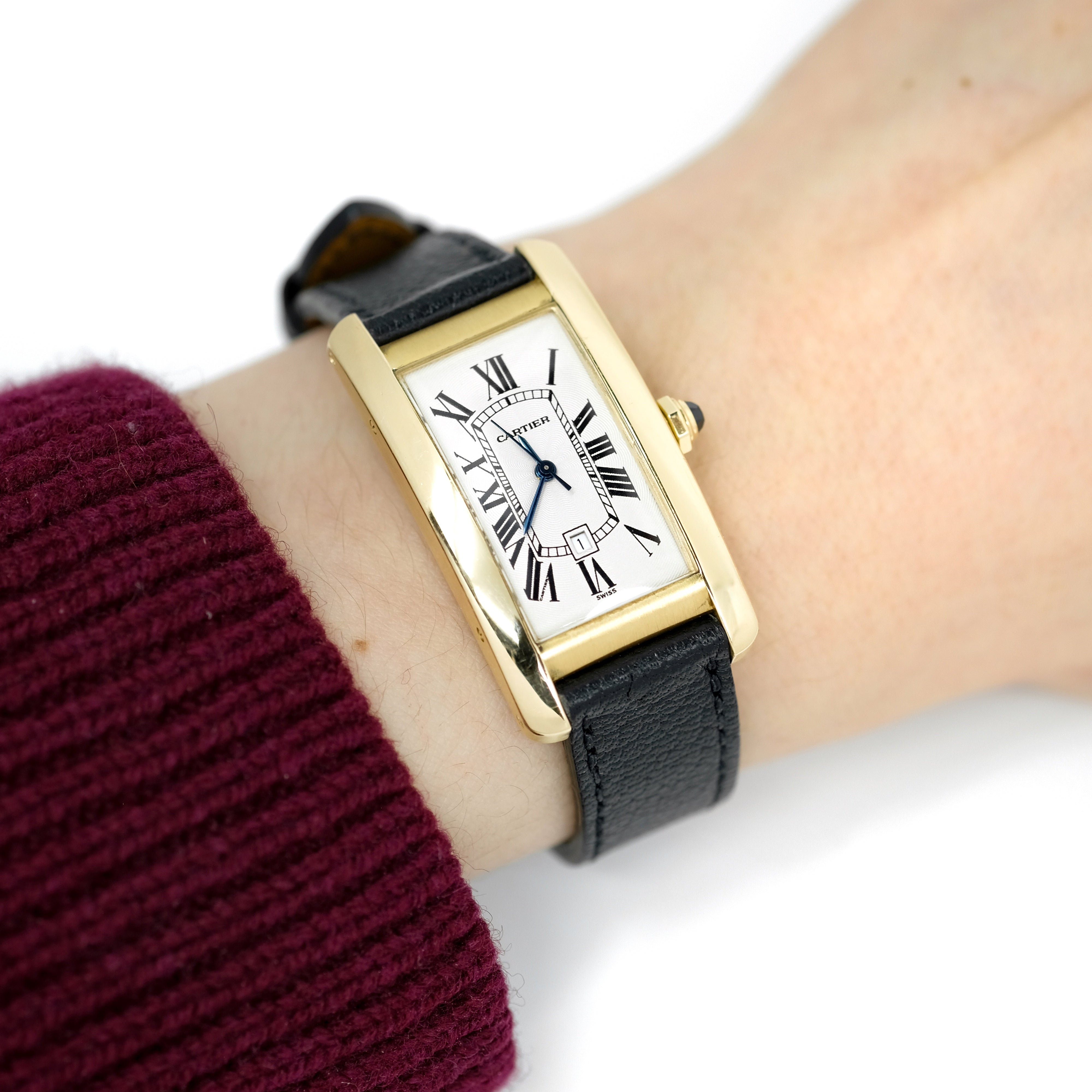 Montre CARTIER Tank Américaine large en or jaune et saphir