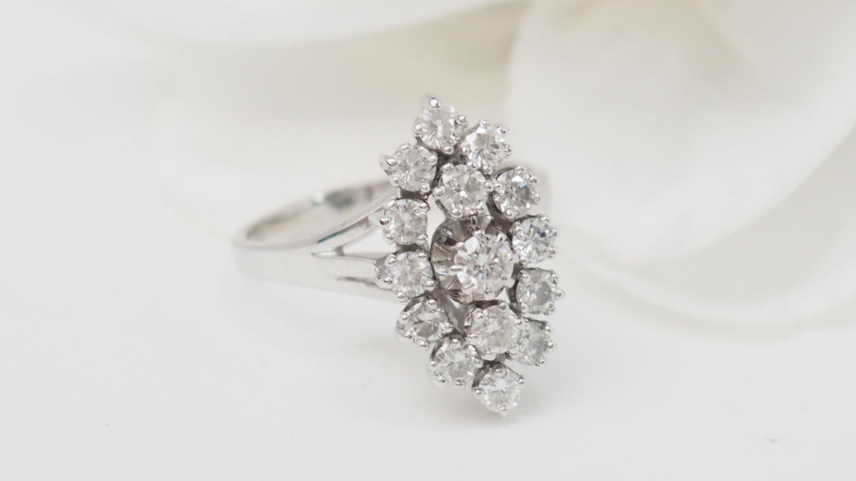 Bague marquise en or blanc et diamants
