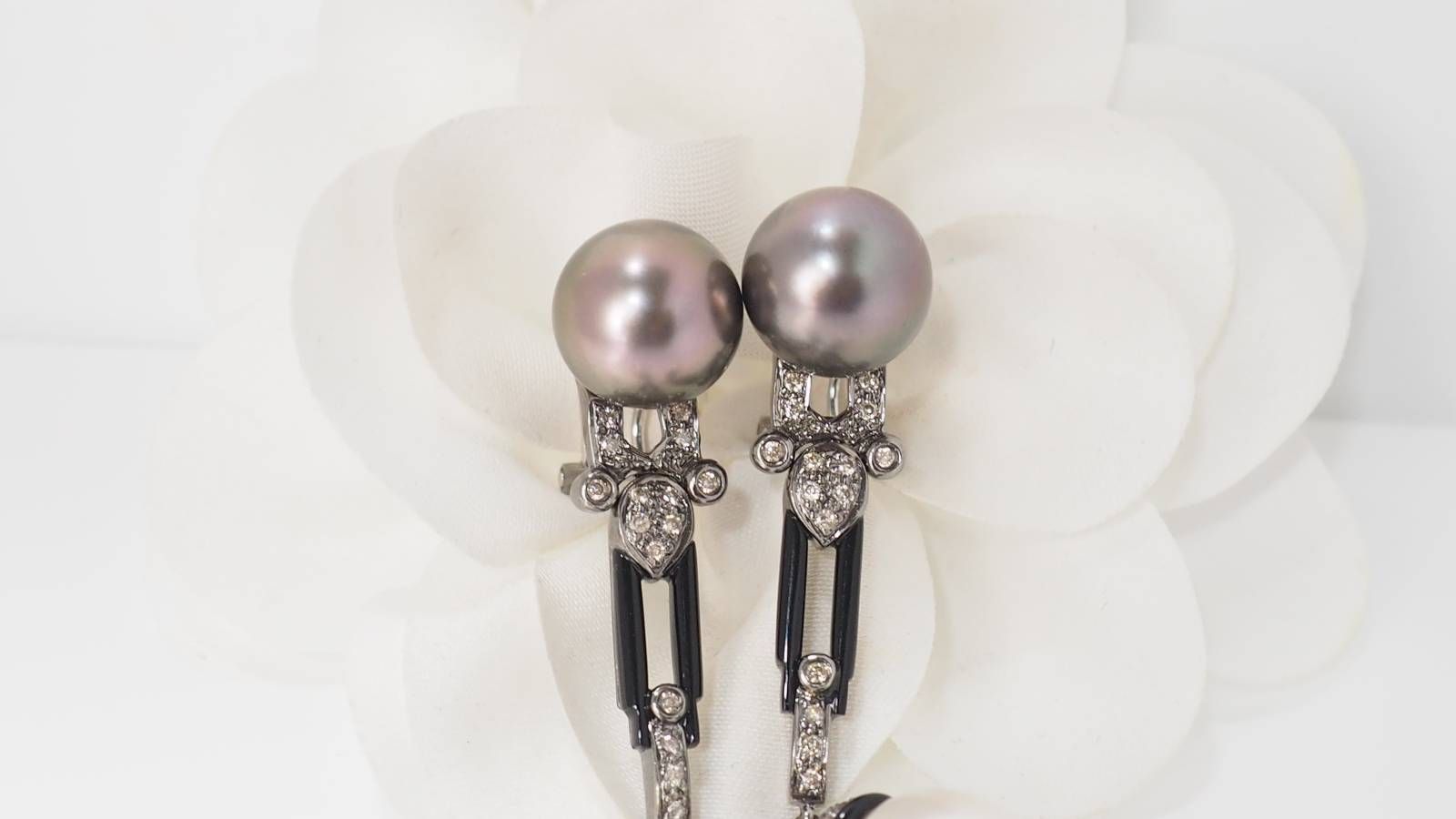 Paire de pendants d'oreilles en or blanc diamants cognacs et perles