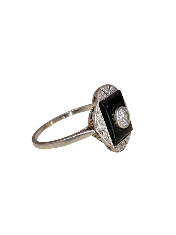 Bague Art Déco, en platine et diamants