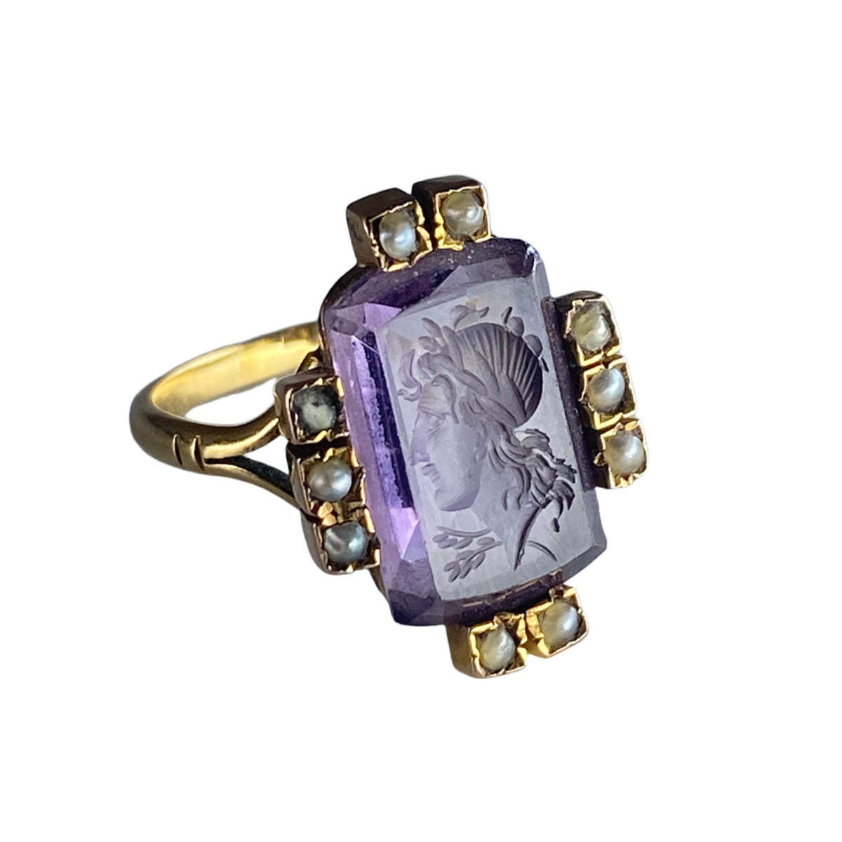 Bague intaille en or jaune, verre et perles