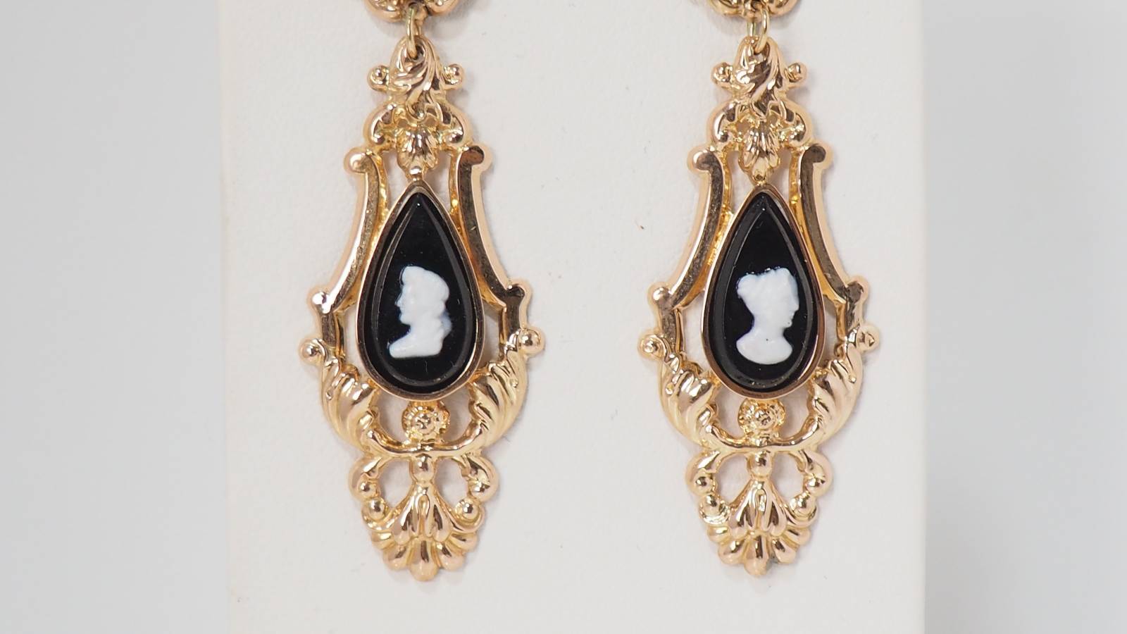 Boucles d'oreilles anciennes en or jaune et agate noire