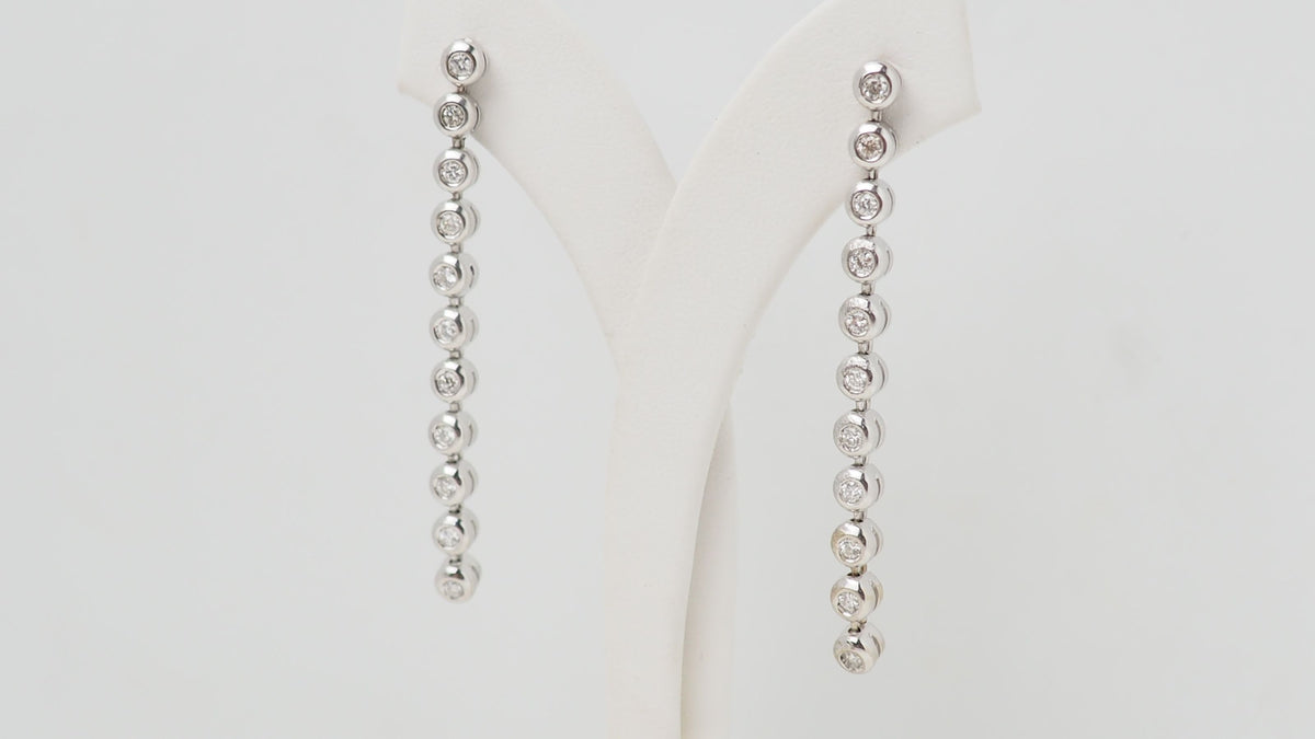 Boucles d'oreilles pendantes en or blanc et diamants