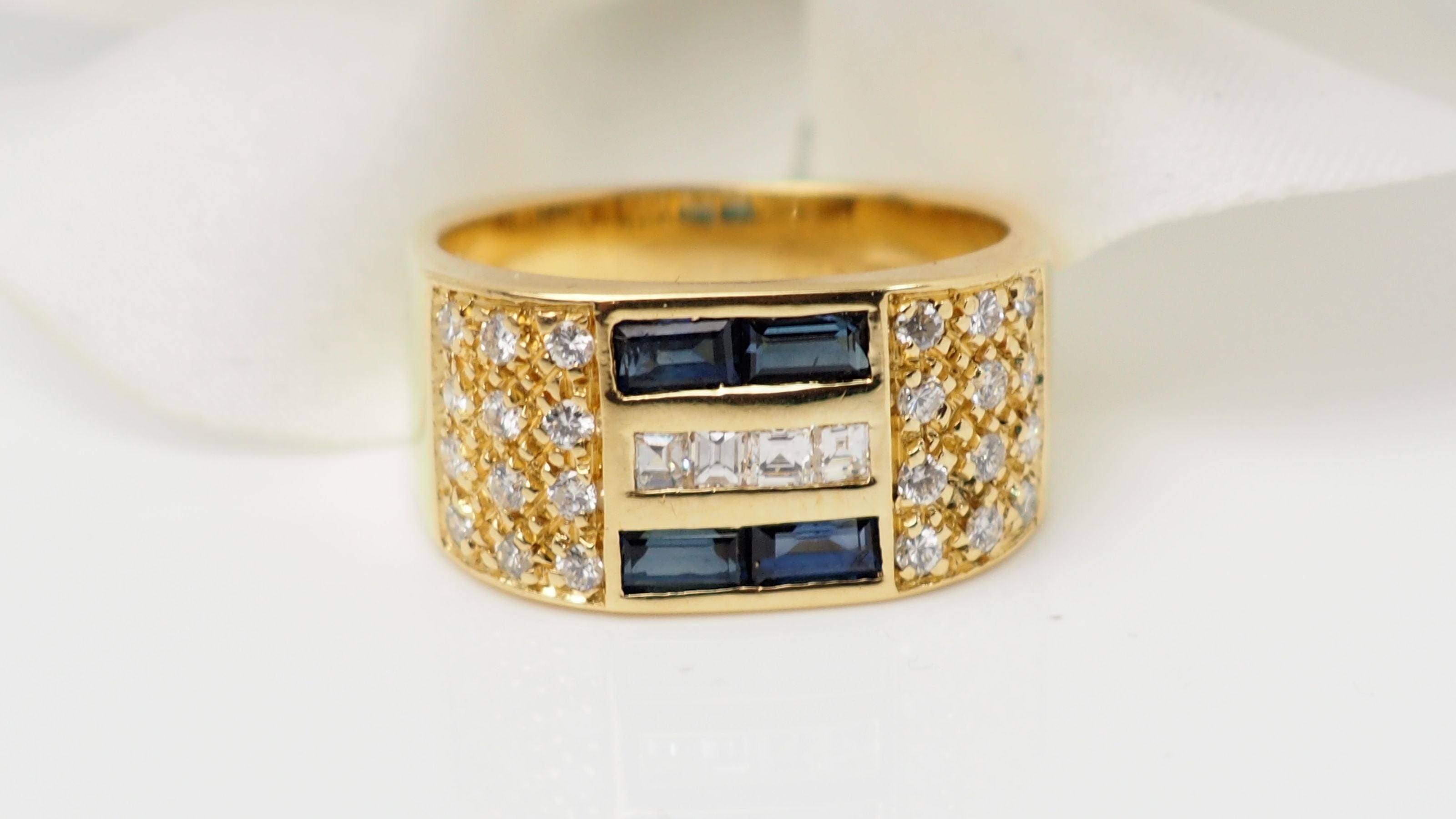 Bandeau ring in yellow gold, sapphires and diamonds