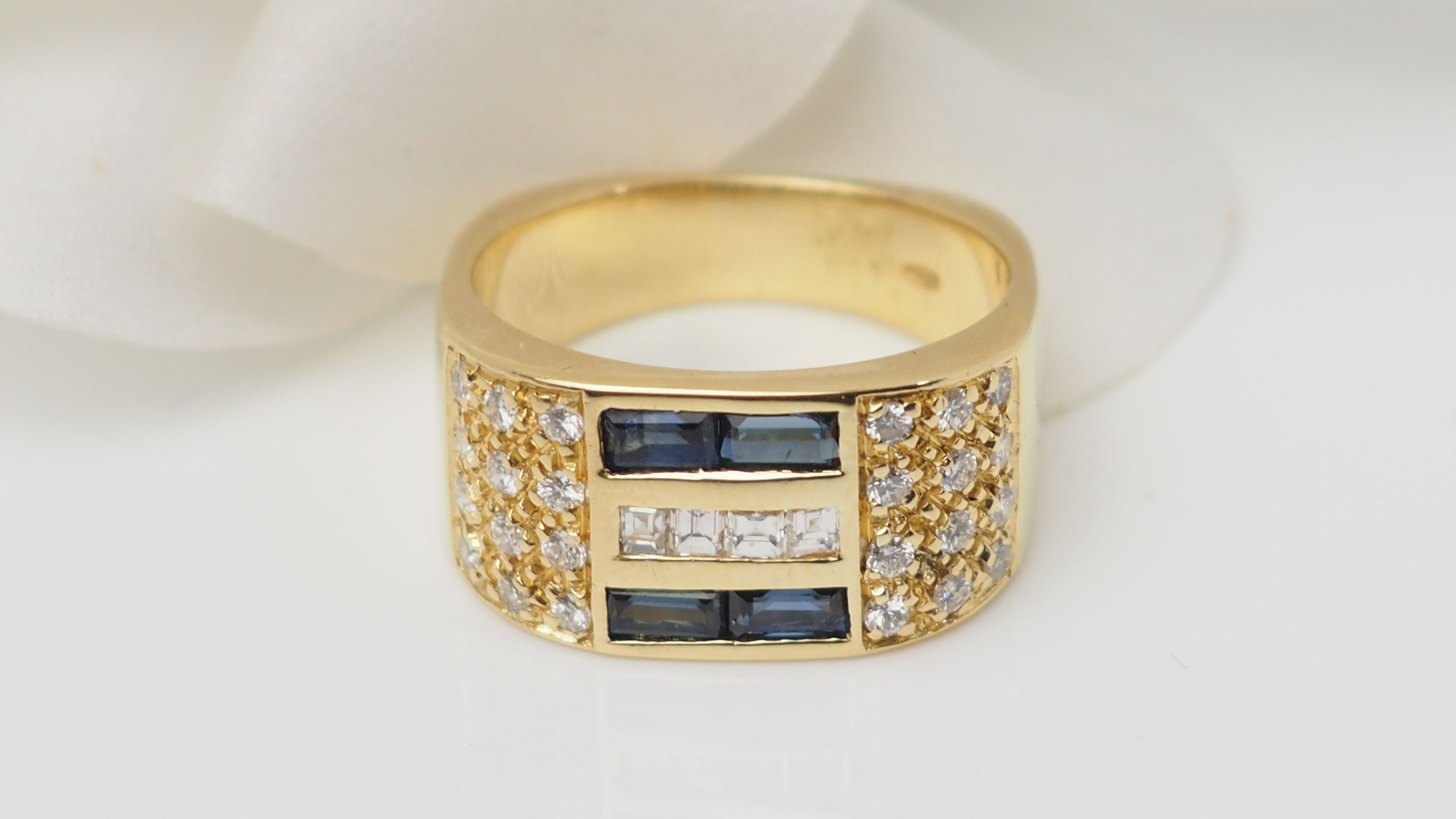 Bandeau ring in yellow gold, sapphires and diamonds