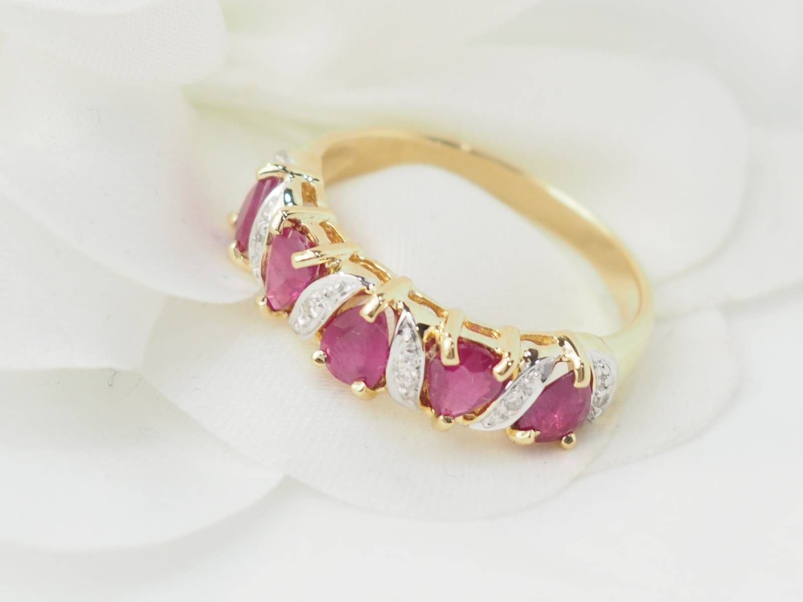 Bague alliance en or jaune et rubis