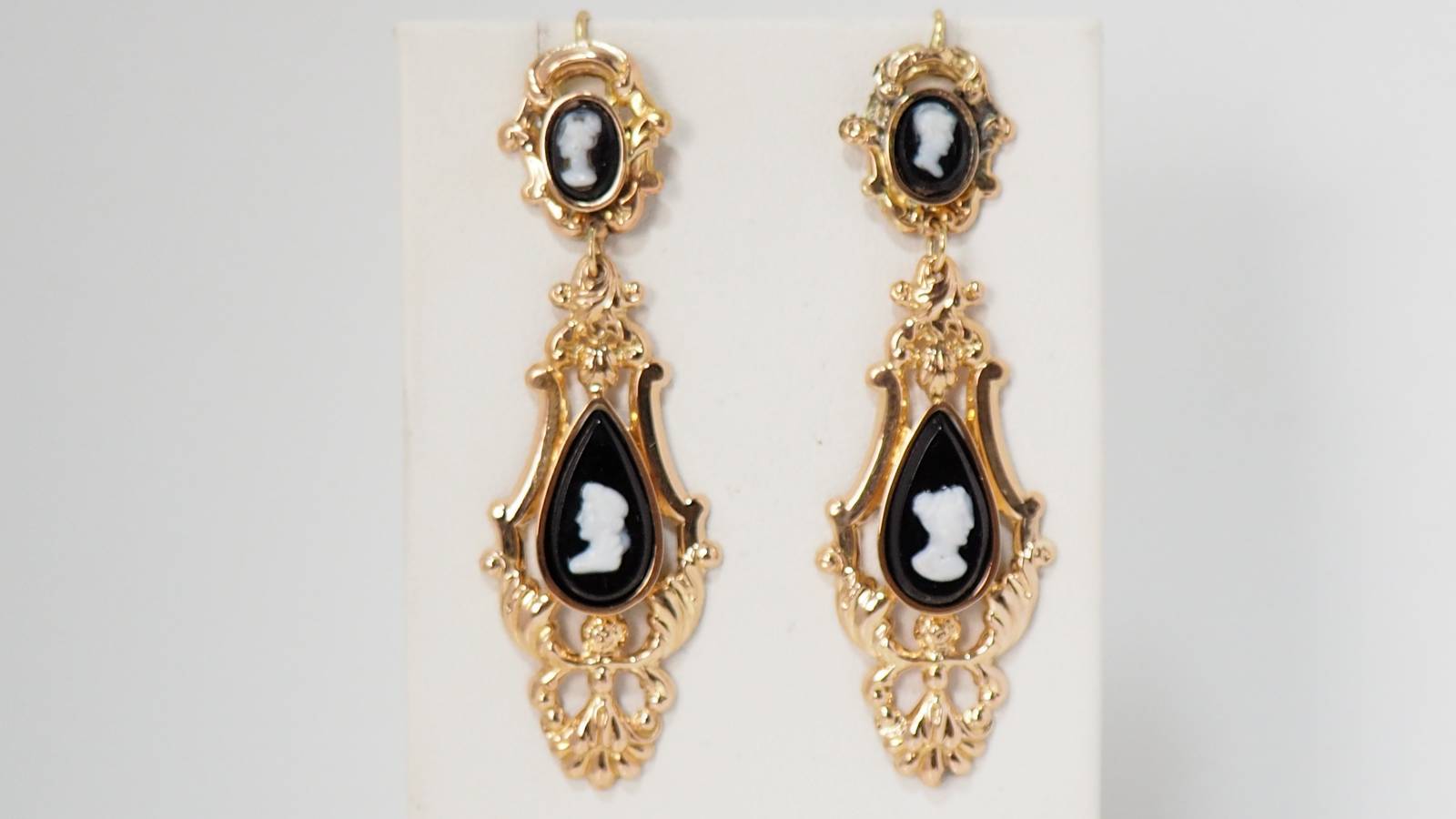 Boucles d'oreilles anciennes en or jaune et agate noire