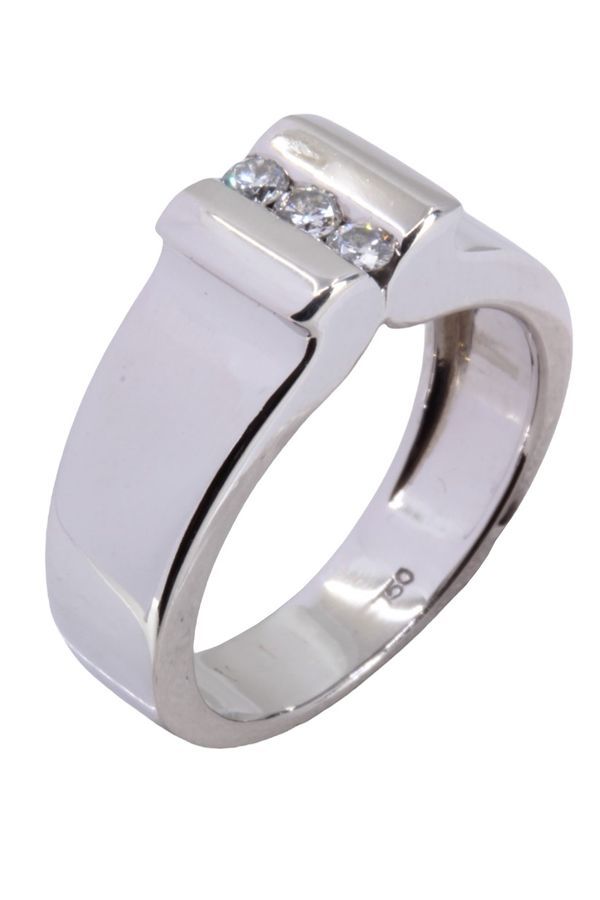 Diamond trilogy ring in white gold
