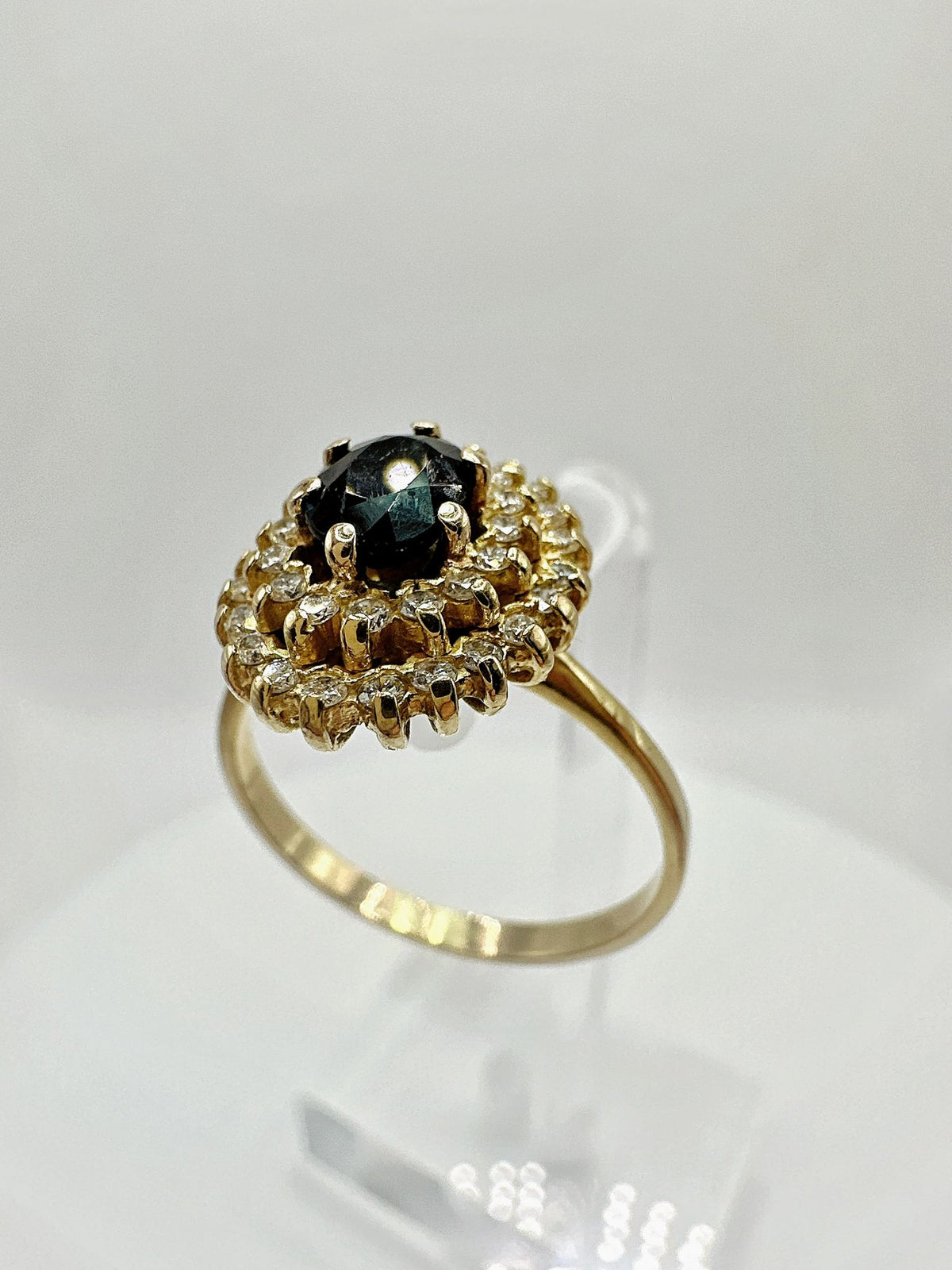 ANILLO DE ZAFIRO AZUL OSCURO CON HALO DE DIAMANTES EN ORO AMARILLO