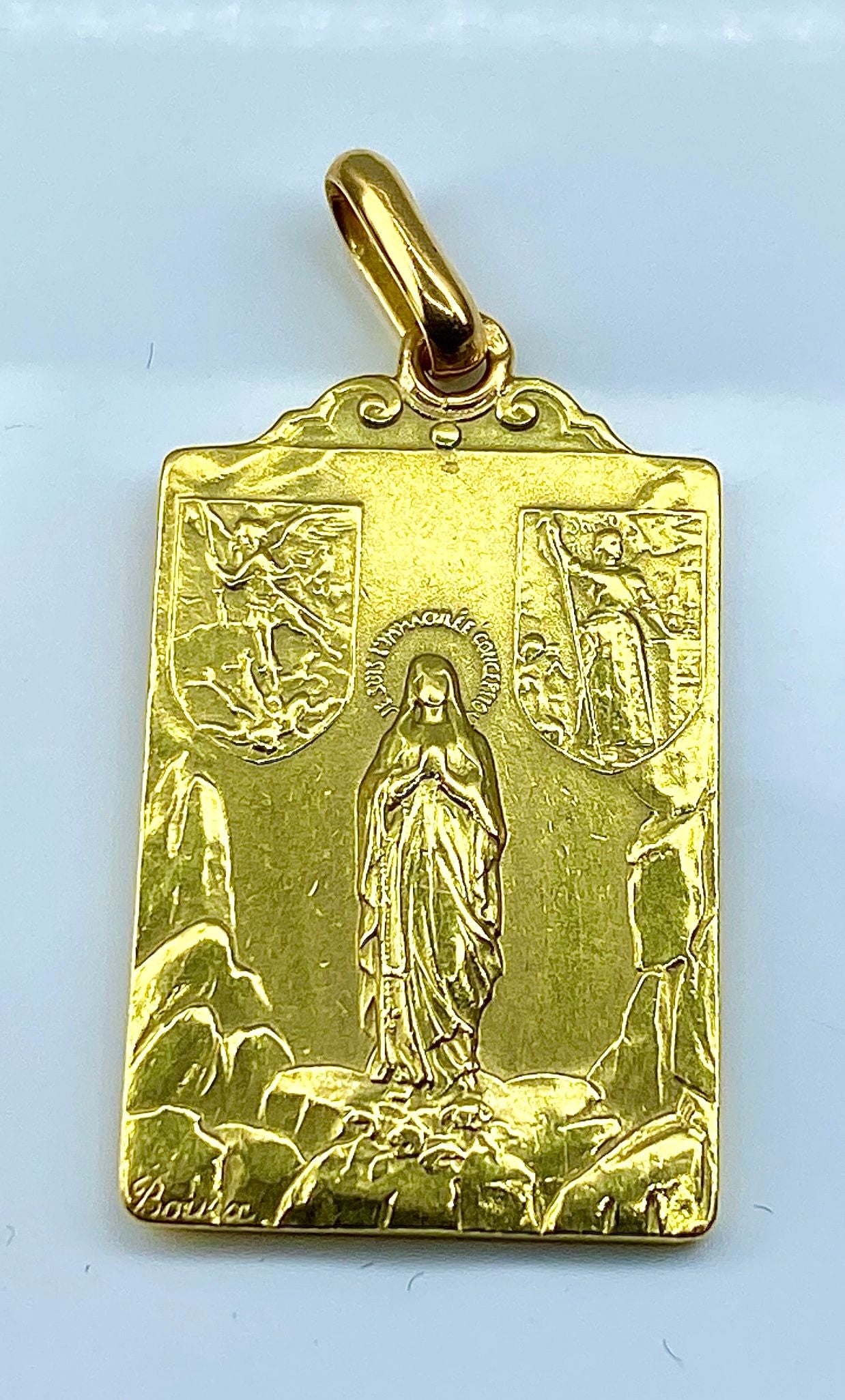 Médaille en or jaune 18 carats recto verso : Vierge et Christ, signée BOUIX
