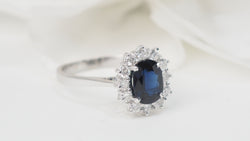 Bague marguerite en or blanc, saphir et diamants