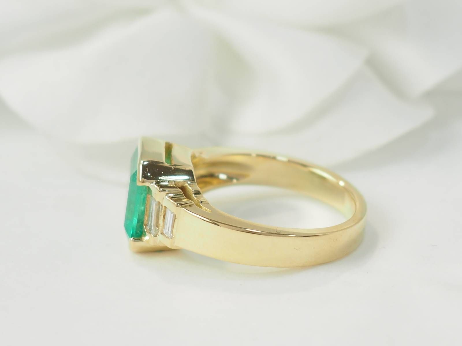Ring in yellow gold, emerald and diamonds.