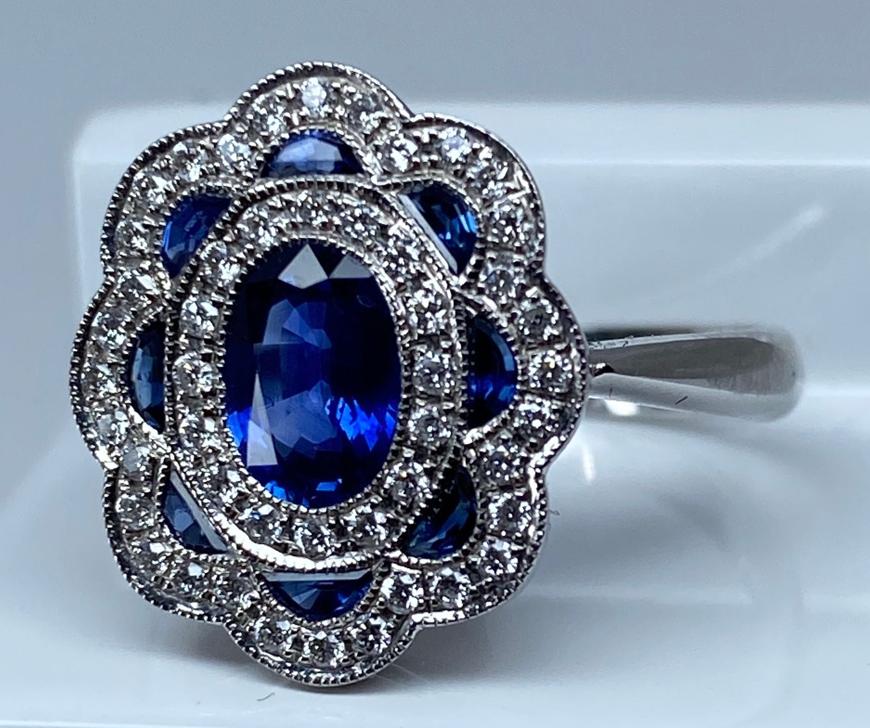 Bague marguerite en or 18 carats en saphirs et diamants