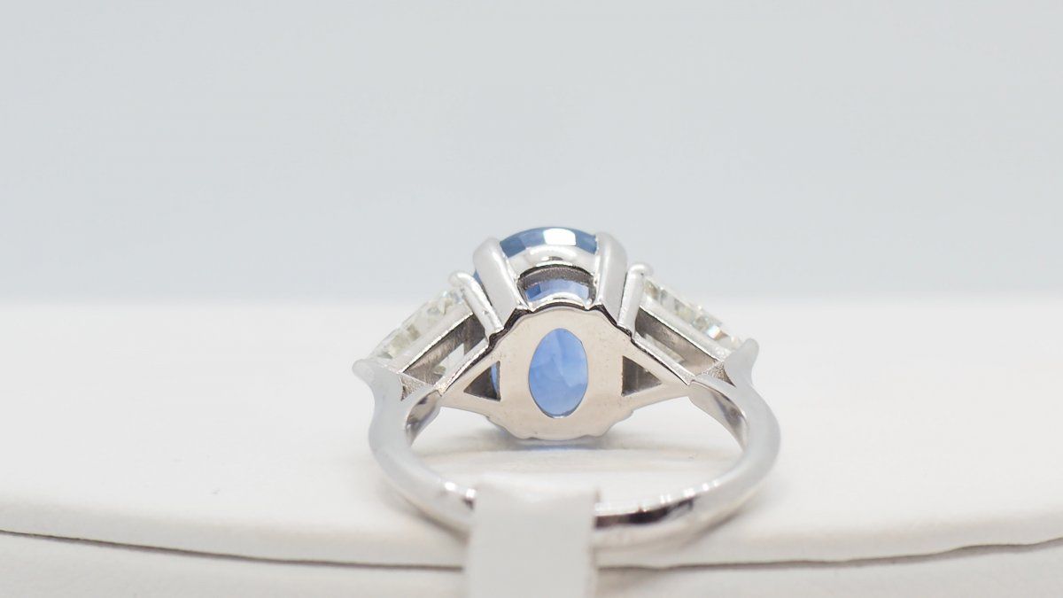 White gold ring with Ceylon sapphire and diamonds