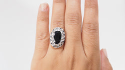 Bague pompadour en platine, saphir et diamants