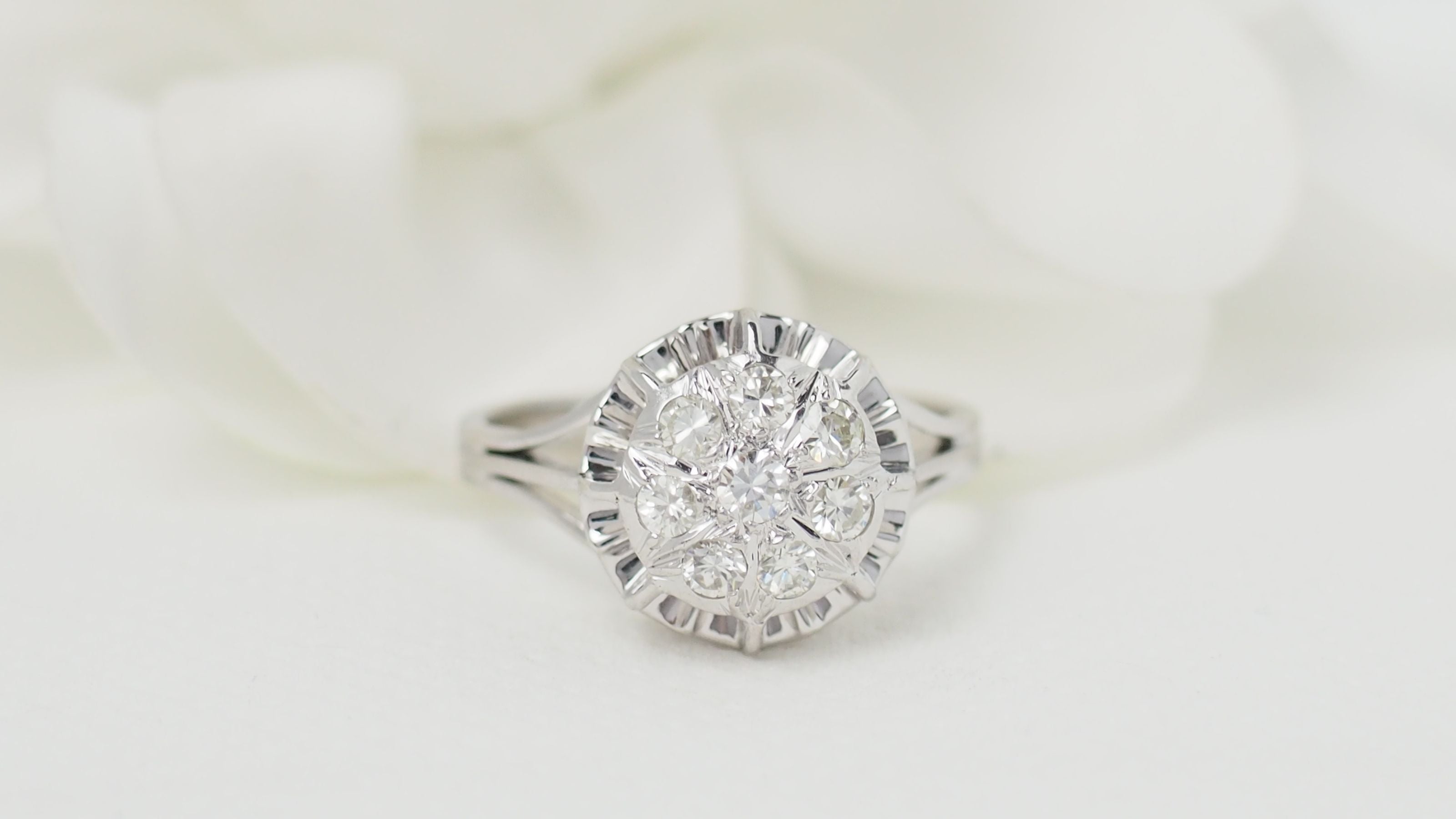 Bague vintage en or blanc et diamants