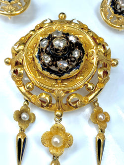 Parure : broche et boucles d’oreilles en or 18 carats, émail, diamants et perles . Epoque Napoléon III.