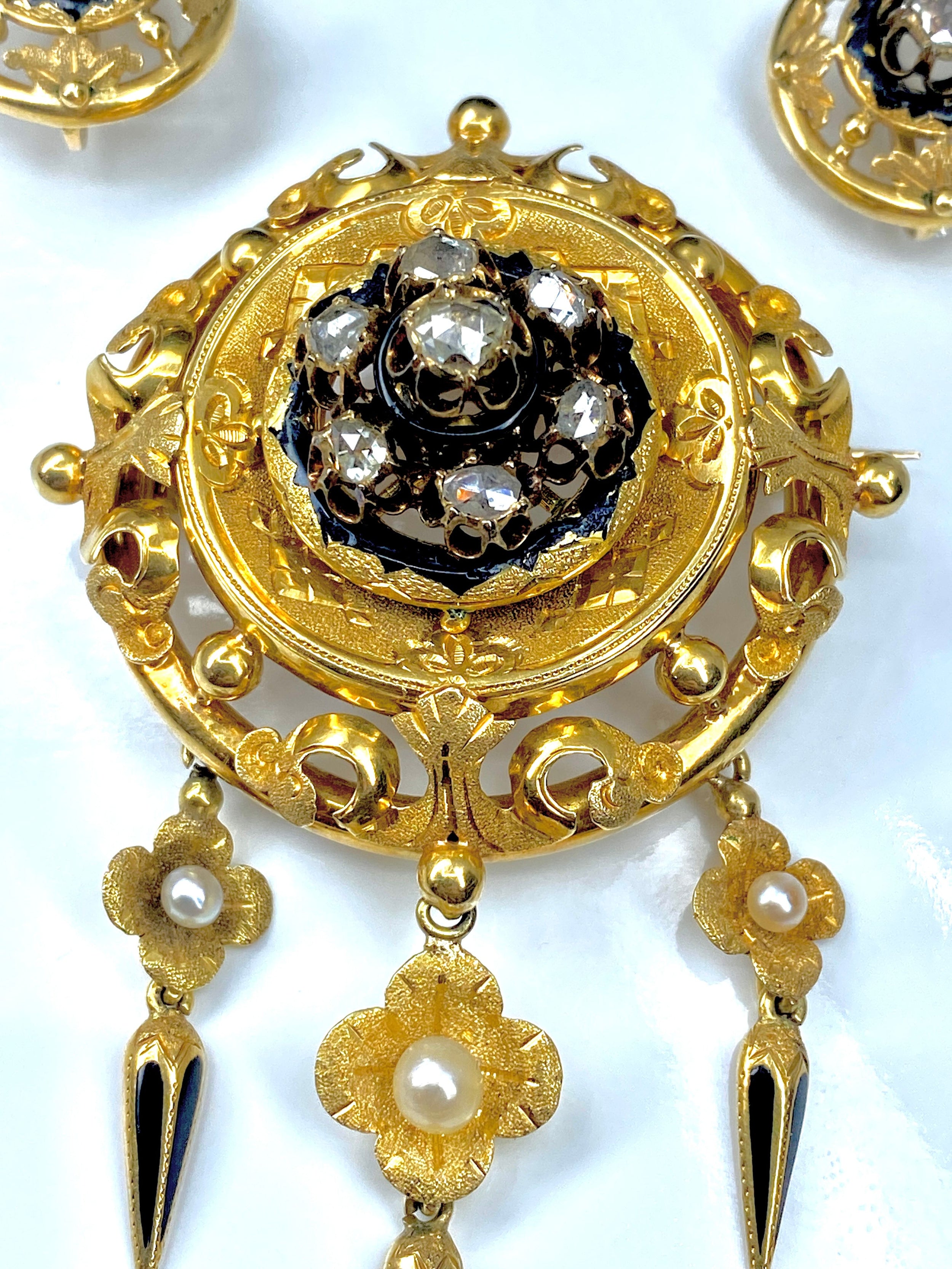 Parure : broche et boucles d’oreilles en or 18 carats, émail, diamants et perles . Epoque Napoléon III.