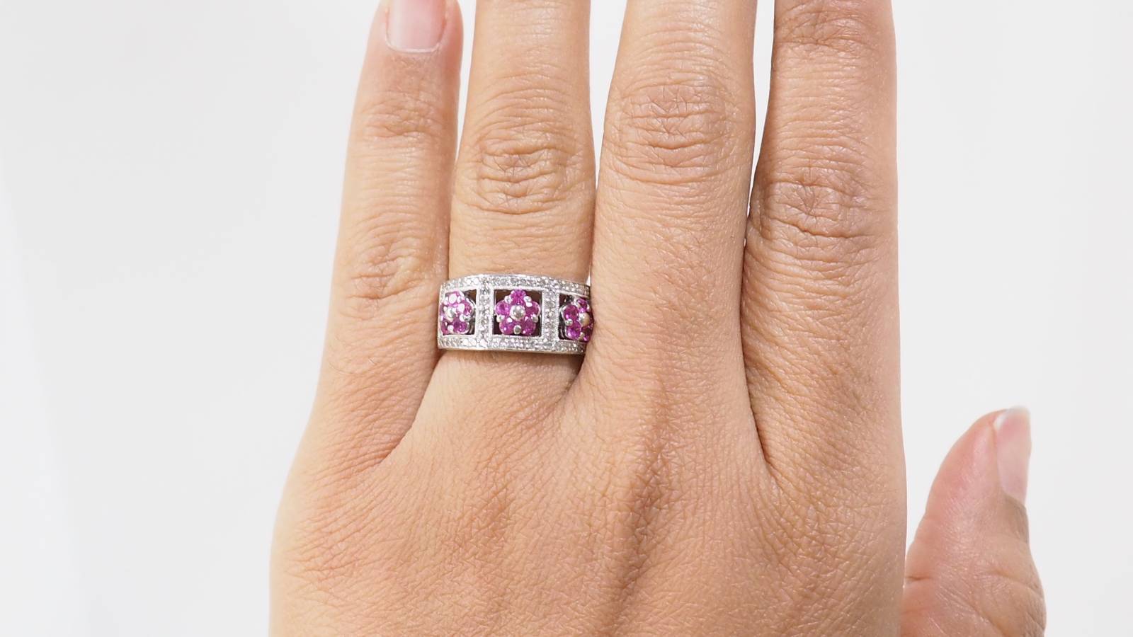 Bague bandeau en or blanc, topazes roses et diamants