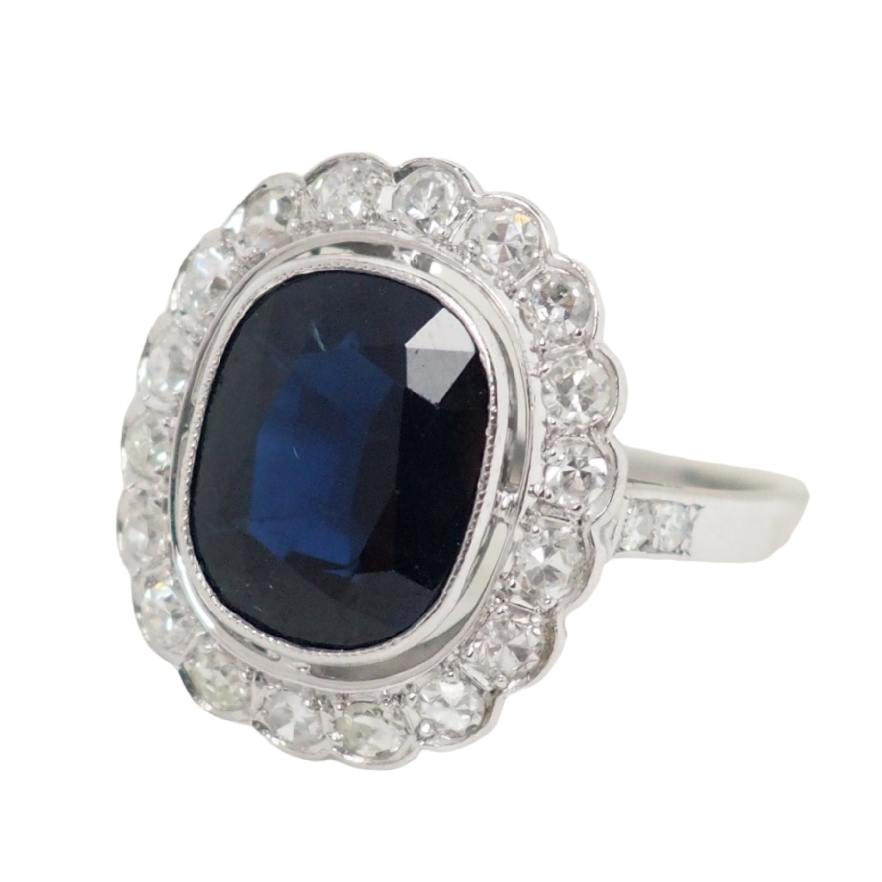 Art Deco ring in platinum, sapphire and diamonds