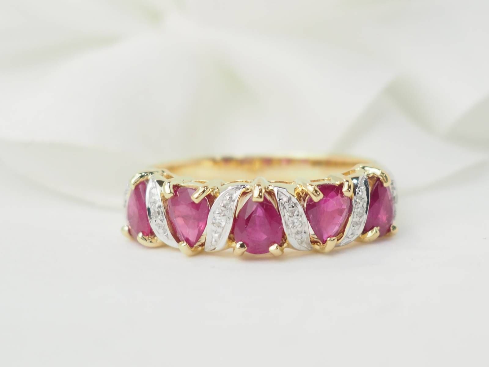 Bague alliance en or jaune et rubis