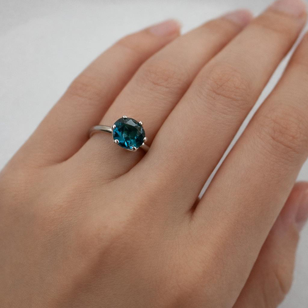 Bague solitaire en or blanc et topaze