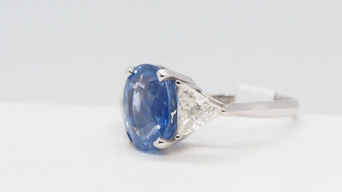 White gold ring with Ceylon sapphire and diamonds