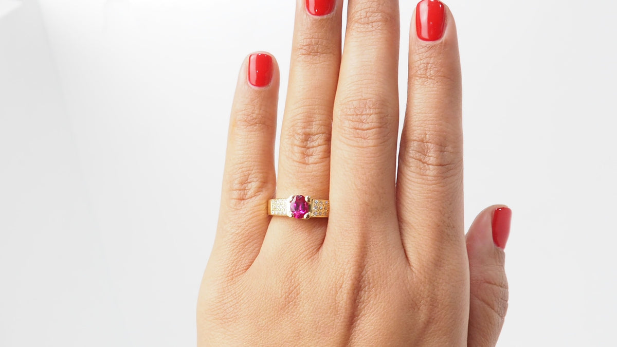 Bague en or jaune, rubis et diamants