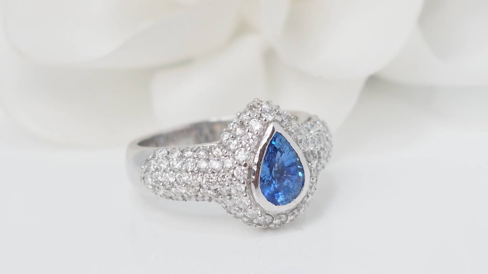 Bague en or blanc, saphir de Ceylan et diamants