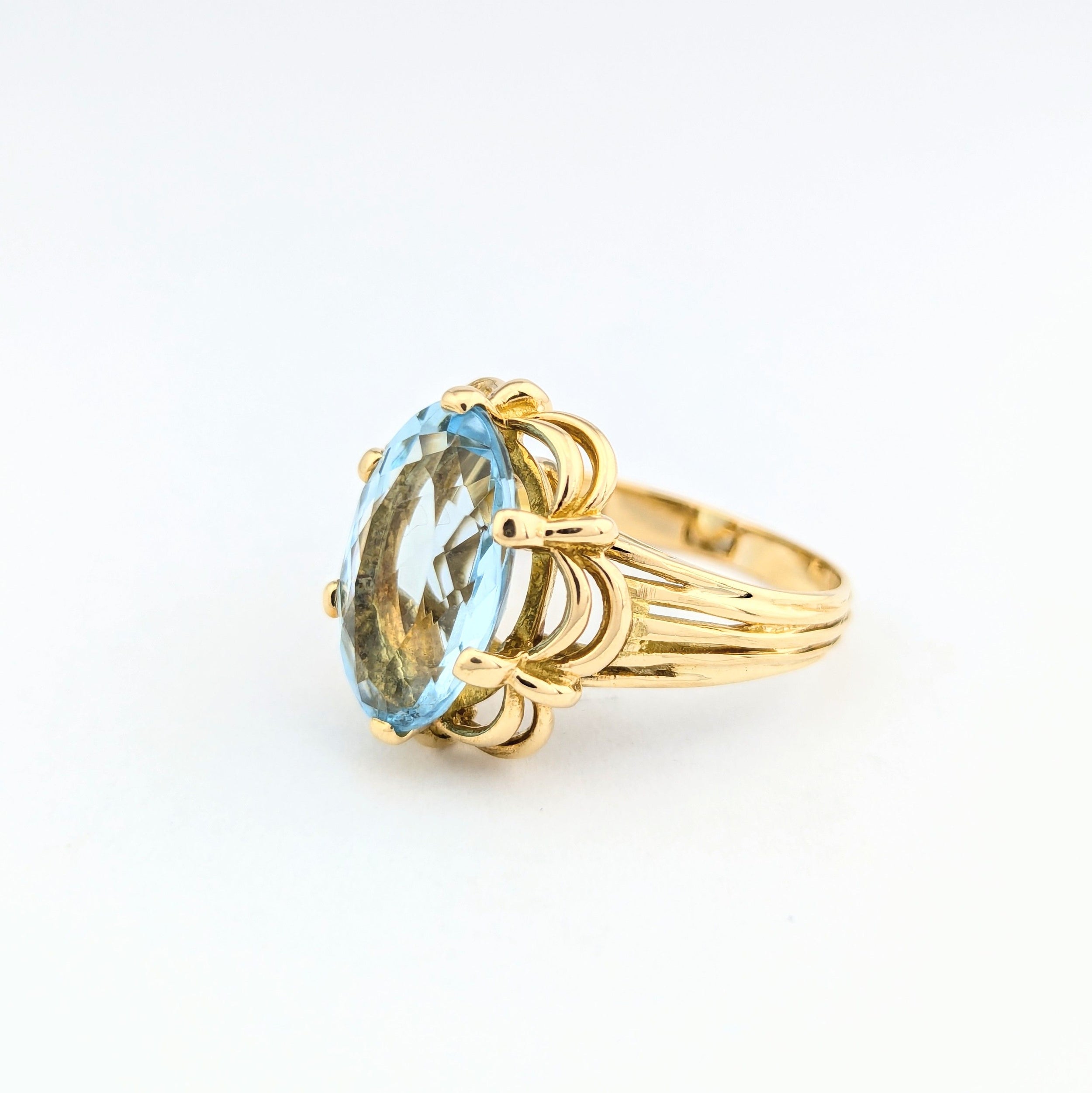 Bague en or jaune et aigue-marine