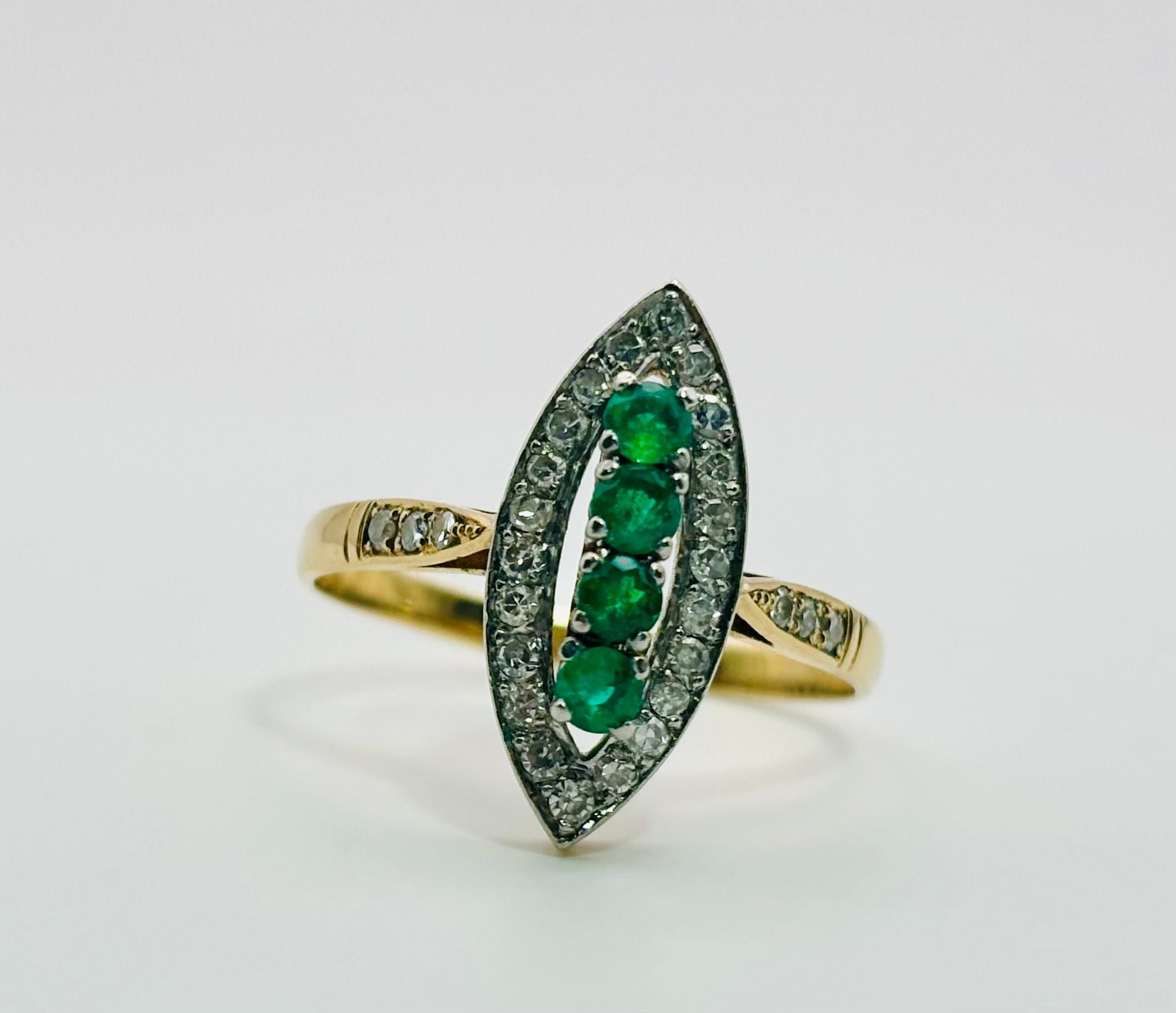 Bague en or jaune et diamants et émeraudes