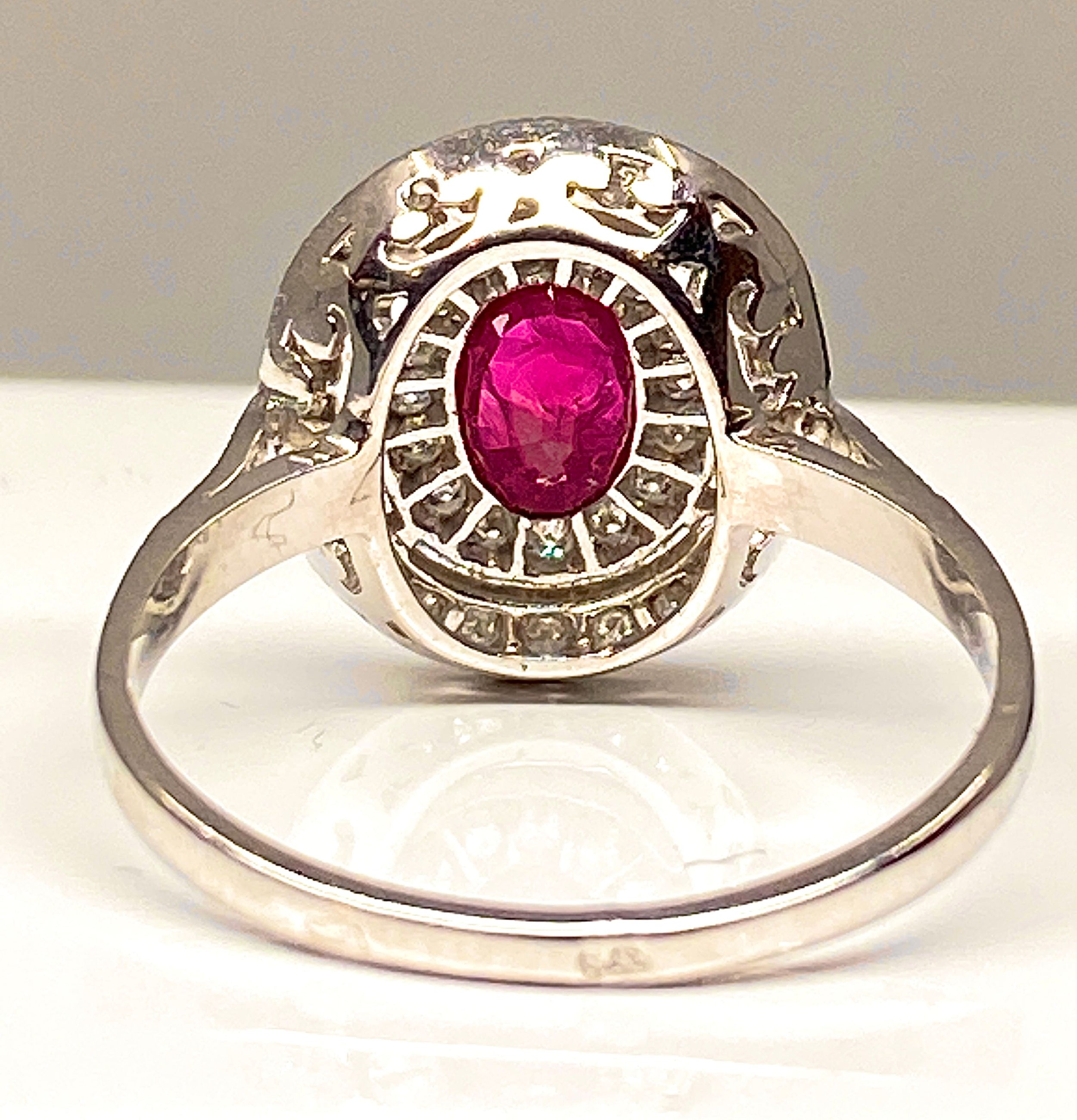 Bague marguerite en or 18 carats en rubis et diamants