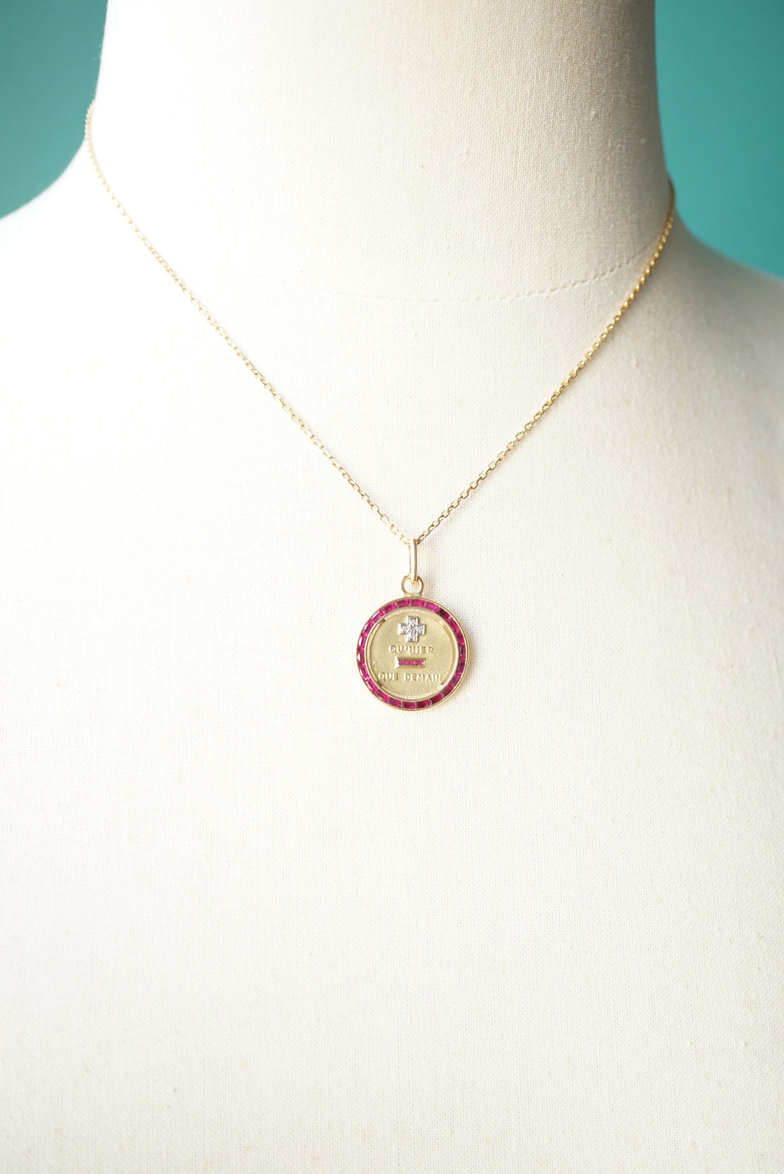 Augis Médaille or rubis et diamants