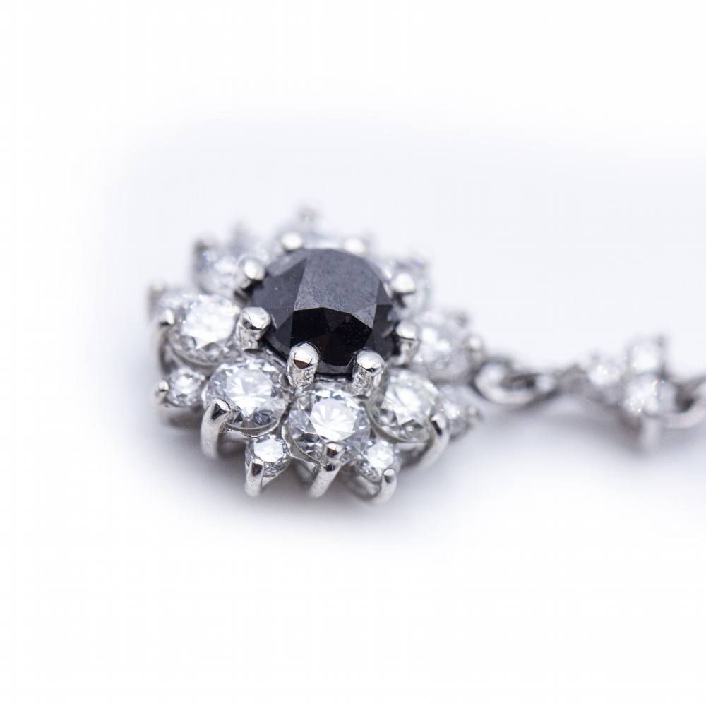 Boucles d'oreilles longues avec Diamant blanc et Diamant noir
