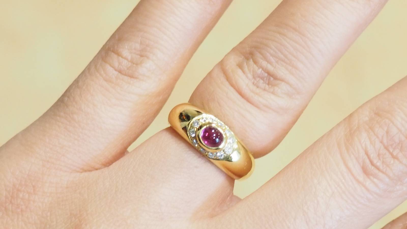 Yellow gold, ruby ​​and diamond ring