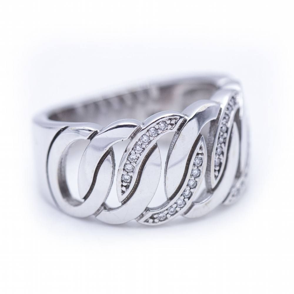 Bague large en or blanc avec diamants.