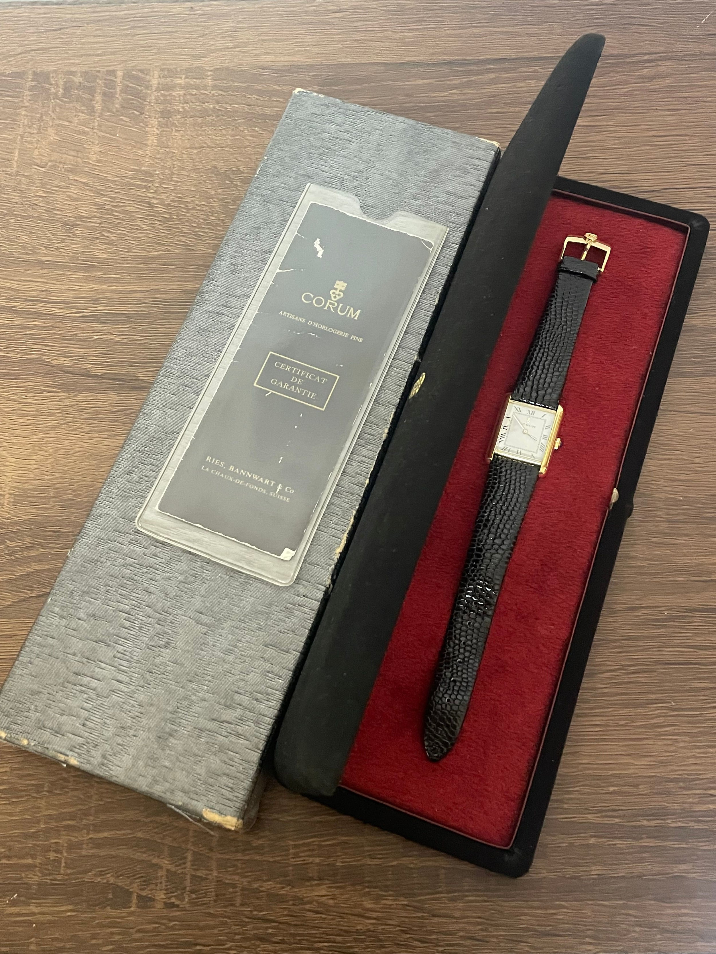 Montre CORUM Tank en or jaune