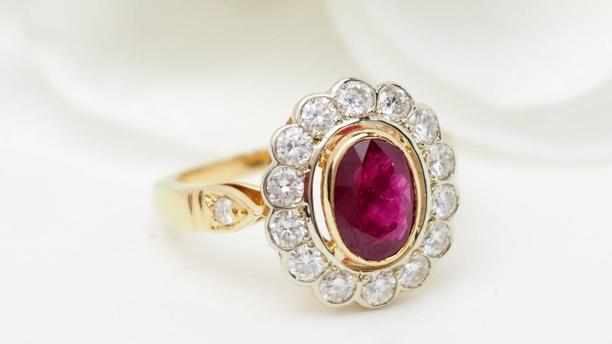 Bague entourage en or jaune, rubis et diamants